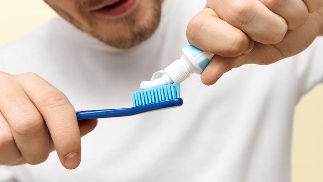 terapi amandel menyikat gigi